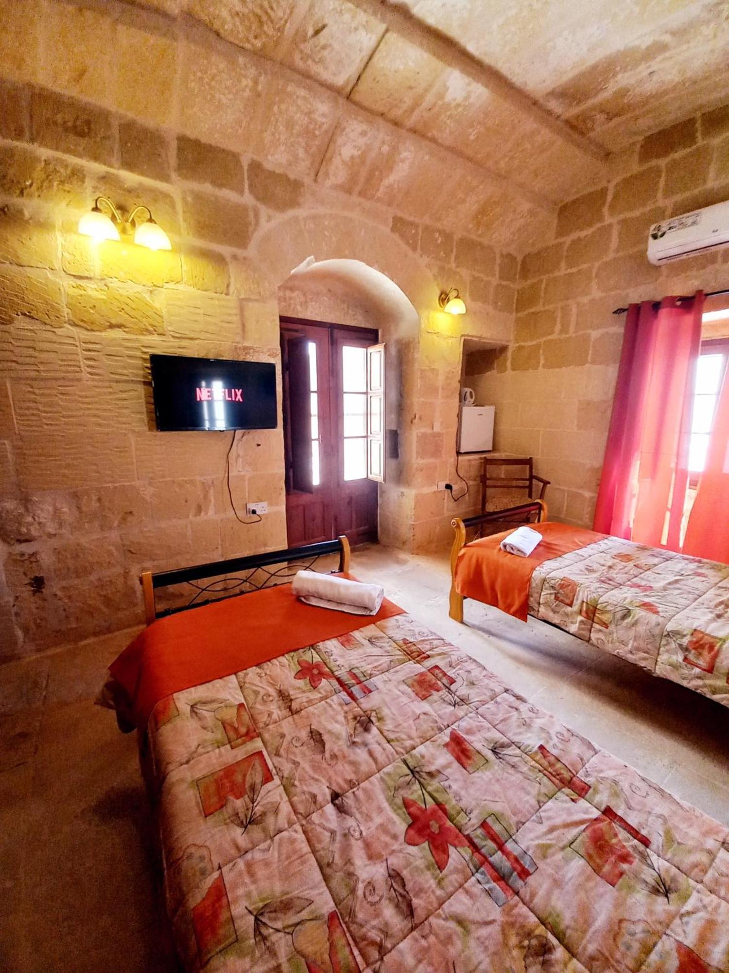Ta Majsi Farmhouse With Indoor Heated Pool San Lawrenz Екстериор снимка