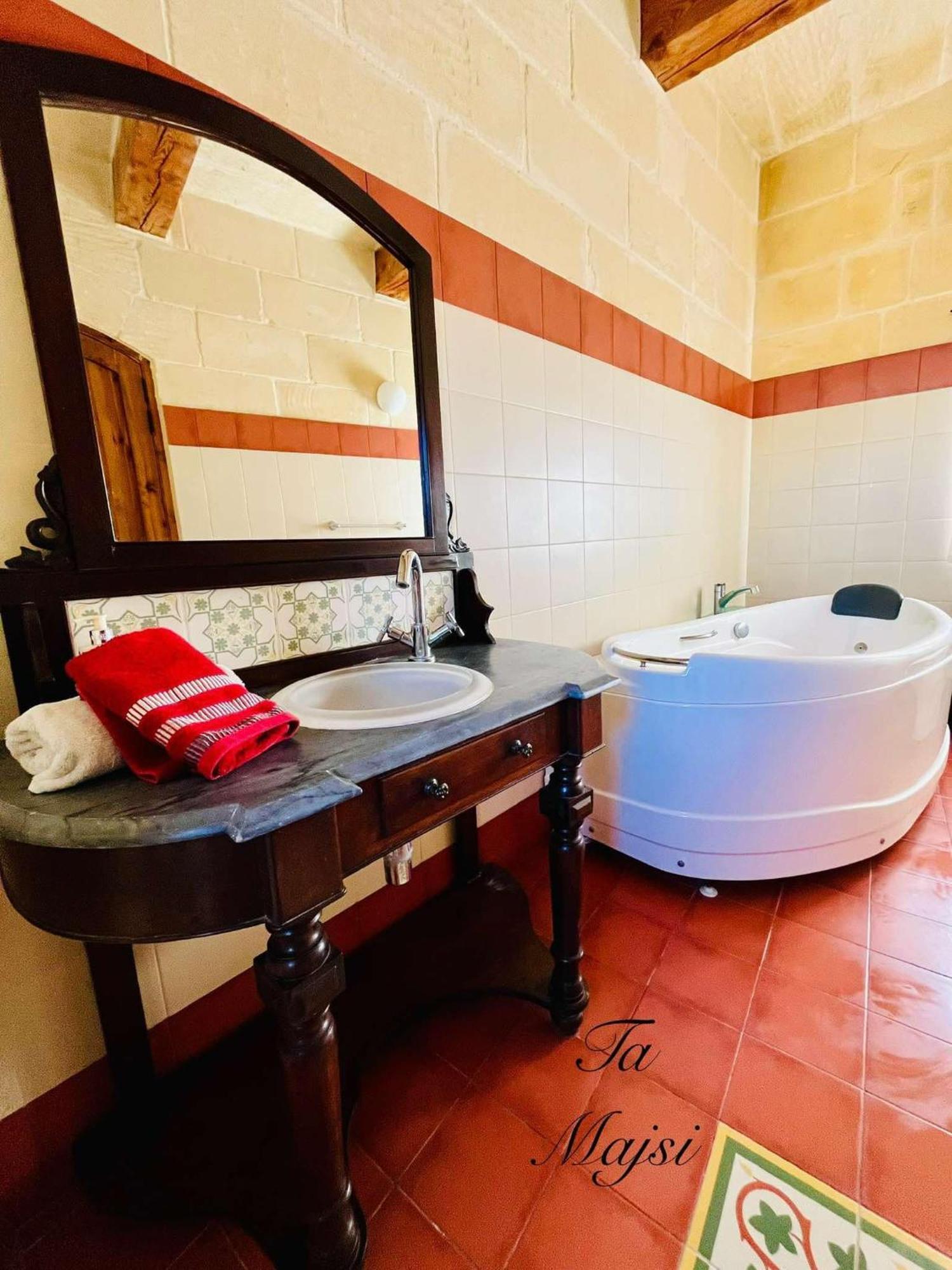 Ta Majsi Farmhouse With Indoor Heated Pool San Lawrenz Екстериор снимка